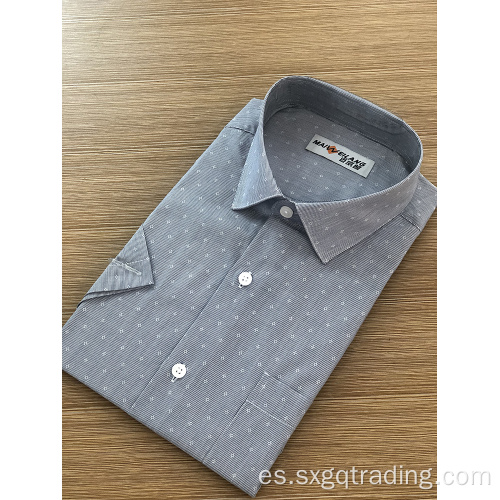 Exquisita camisa de cuello alto para hombre.